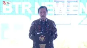 Menteri Koordinator Bidang Kemaritiman dan Investasi Luhut Pandjaitan saat menyampaikan pidato dalam peresmian pabrik bahan anoda baterai litium di Kawasan Ekonomi Khusus Kendal, Jawa Tengah pada Rabu, 7 Agustus 2024. Foto Tangkap Layar Sekretariat Presiden