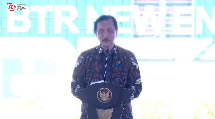 Menteri Koordinator Bidang Kemaritiman dan Investasi Luhut Pandjaitan saat menyampaikan pidato dalam peresmian pabrik bahan anoda baterai litium di Kawasan Ekonomi Khusus Kendal, Jawa Tengah pada Rabu, 7 Agustus 2024. Foto Tangkap Layar Sekretariat Presiden
